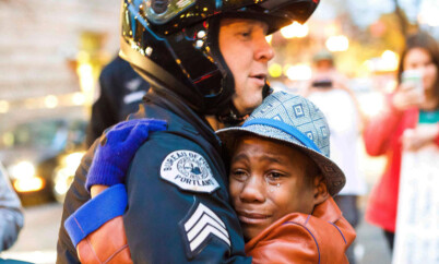 image: Devonte (12) var redd for politiet. Så begynte han å snakke med politimannen Bret